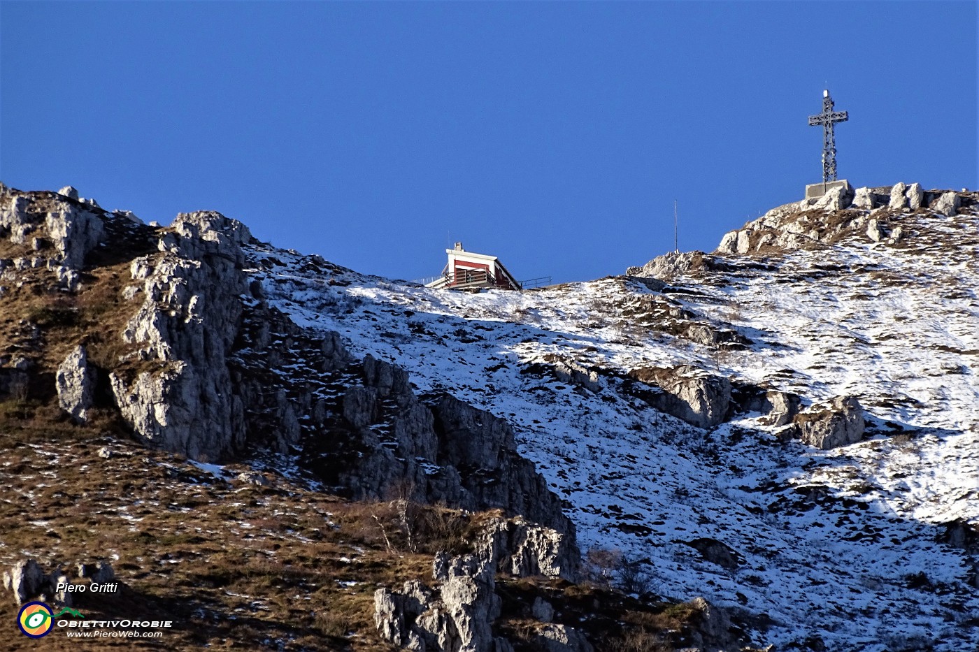 38 Zoom in Rif. Azzoni e Punta Cermenati con poca neve.JPG -                                